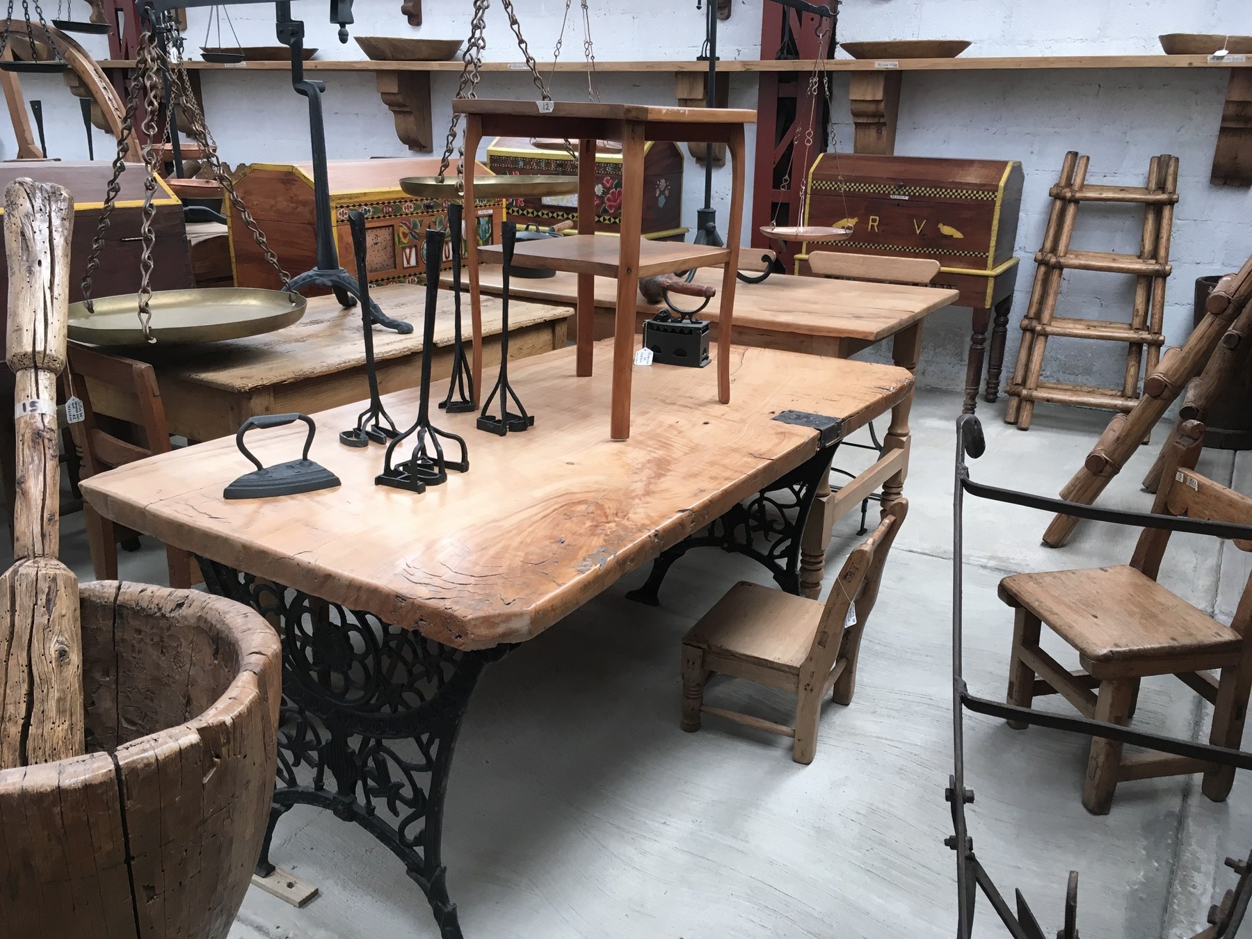Mesa creada con materiales y mecanismos antiguos